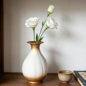 Vase à fleurs Metaluxe Regal au design côtier, fait main, écologique, en aluminium martelé doré, pour une touche majestueuse et élégante. - Product Image 4