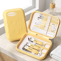 Ensemble de manucure en acier inoxydable de 13 pièces dans un étui portable jaune, comprenant des coupe-ongles, un repousse-cuticules, une lime à ongles pour salon et usage domestique