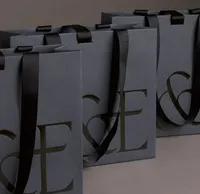 Magasin de vêtements noirs de luxe personnalisé en usine emballage de vente au détail sacs de transport cadeaux sac en papier pour boutique