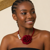 Collier ras du cou en velours bordeaux avec fleur en satin et accent de perles, style gothique victorien, ensemble de bijoux pour femmes, vente en gros