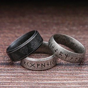 Yunnique – bague pour hommes avec lettres vikings, en acier inoxydable, avec runes nordiques, bague à la mode, cadeau pour hommes - Product Image 1