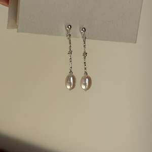 Boucles d'oreilles pendantes longues et délicates en argent pur S925 avec design de perle brisée, style rétro exquis pour femmes - Product Image 2