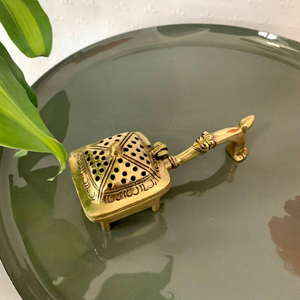Mabkhara traditionnelle en laiton avec couvercle perforé pour brûler le loban et le bakhoor - Product Image 1