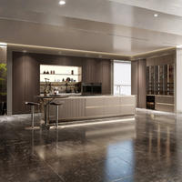 Meubles de cuisine italiens de luxe modernes Sofeyia, bicolores, sans poignées, avec niches ouvertes encastrées éclairées par LED et armoire à vin en verre