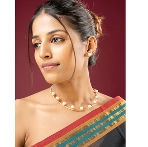 Ensemble élégant de collier et boucles d'oreilles en perles faites à la main, plaqué or, bijoux de mariage pour femmes - Product Image 1
