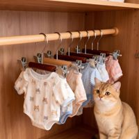 Porte-vêtements en bois massif pour animaux de compagnie, support de rangement pour vêtements de chats et chiens mignons, organisation des vêtements pour animaux