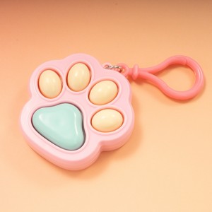 Porte-clés en plastique anti-stress en forme de patte de chat, breloque pour sac à dos, pendentif de sac, jouet de décompression pour cadeaux d'entreprise et Noël - Product Image 4