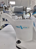 Machine à coudre industrielle Jack 8740 à 4 aiguilles et 6 fils avec point de recouvrement, adaptée aux sous-vêtements et maillots de bain