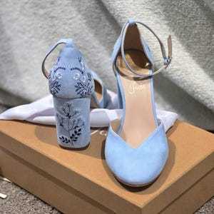 Zapatos de boda hechos a mano con logotipo de marca personalizado Tacón bajo para cada lugar Bordado hecho a mano Trabajo de cuero personalizado - Product Image 2
