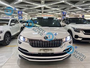 <span class=keywords><strong>Skoda</strong></span> <span class=keywords><strong>Karoq</strong></span> 2022, <span class=keywords><strong>SUV</strong></span> compact avec des caractéristiques de sécurité avancées et un design intérieur moderne - Product Image 2