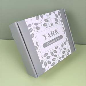 Caja de Regalo de Cartón Corrugado Rígido, Impresa Personalizada con Materiales Reciclados, para Camisetas, en Negro y Rosa - Product Image 4