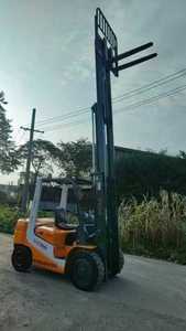 Chariots élévateurs diesel d'origine TCM utilisés mât à deux étages 4WD avec emballage de palettes pour les restaurants de détail et les industries de l'imprimerie - Product Image 4