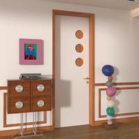 Porte en bois moderne à charnières avec insert en verre circulaire aux couleurs contrastées