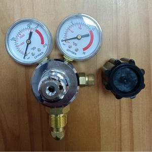 Régulateur de pression de coupe industriel de style américain pour dioxyde de carbone, oxygène, acétylène, avec manomètre d'oxygène, entrée orientée vers le bas - Product Image 1