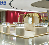 Comptoir de présentation de bijoux de luxe sur mesure avec cadre en arche doré, éclairage LED et base en marbre pour magasin de bijoux et boutique de détail