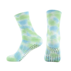 Chaussettes de sport professionnelles pour femmes personnalisées avec grip antidérapant OEM mi-mollet motif dessiné à la main 60 Danse & Pilates - Product Image 3