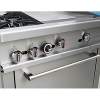 Cuisinière à gaz commerciale multi-configurations Meilern en acier inoxydable avec plaque de cuisson combinée et four à trois brûleurs, dotée d'un contrôle de zone double, gaz naturel
