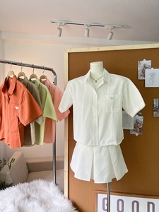 Chemise kaki en coton à manches courtes pour femme A691 avec poche décorative et détail d'étiquette en plastique, col rabattu avec poche, style décontracté - Product Image 3