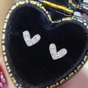 Mini orecchini a cuore in cristallo per donna, accessori minimalisti e comodi da indossare ogni giorno - Product Image 1