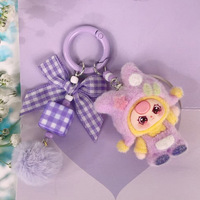 Porte-clés créatif 3D en forme de poupée floquée avec chapeau et nœud papillon, breloque de sac, accessoire de suspension pour clés de voiture et téléphone, vente en gros