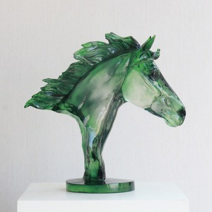 Sculpture en résine transparente personnalisée Statue <span class=keywords><strong>de</strong></span> cheval d'art Objets décoratifs d'art pour décor <span class=keywords><strong>de</strong></span> salon, <span class=keywords><strong>bureau</strong></span> et restaurant Cadeau d'affaires - Product Image 3