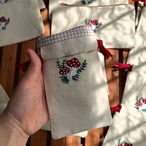 Pochette en coton mousseline bio promotionnelle, écologique, pour bijoux, cadeau pour femmes et filles, disponible en différentes couleurs et tailles - Product Image 1