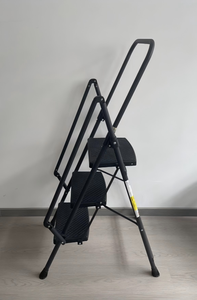 Échelle à <span class=keywords><strong>marches</strong></span> en acier pliable moderne de 150 kg de capacité pour les réparations à domicile, le bricolage, les décorations festives - Product Image 2