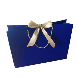 Alça de fita de design personalizado, alça de fita azul branca, joias de luxo, roupas de presente, embalagem de compras 250gsm, saco de papel artístico para roupas