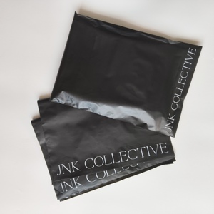 Sobres de Poliéster Negro Mate Personalizados - Bolsas de Envío de Plástico con Logotipo Impreso en Blanco y Rosa, Bolsas de Correo Acolchadas con Cierre Autoadhesivo - Product Image 5