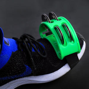 Pied-tapotant sur la boîte à tambour de cymbale et la guitare chantant des chansons folkloriques avec des tambours à main africains - Product Image 4