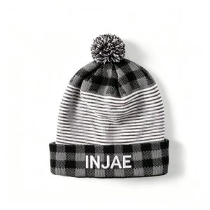 Gorro de punto personalizado con logo INJAE, diseño a cuadros, con pompón, para invierno, con ribete, cálido, de acrílico, para hombre y mujer, para actividades al aire libre. - Product Image 5