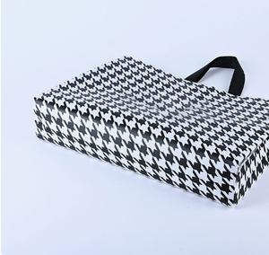 Sacs cadeaux réutilisables en non-tissé noir et blanc à carreaux avec poignées, sacs brillants en vrac pour les fêtes - Product Image 3