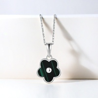 QX CUSTOM Joyería Fina, Collar de Plata de Ley 925 con Baño de Rodio y Malaquita, Colgante de Flor de Trébol de Cinco Hojas para Mujer
