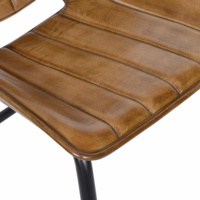 Chaises de salle à manger en cuir avec structure métallique de luxe, pieds noirs élégants et revêtement doux au toucher pour une salle à manger élégante