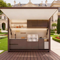 Cuisine extérieure moderne 2026 avec barbecue à gaz intégré, mobilier d'extérieur, abri de piscine, pour divertissement en plein air