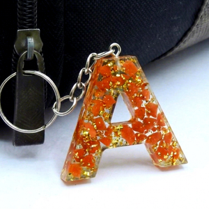Porte-clés en résine fait main avec lettres, garni de copeaux de corail et de feuille d'or, breloque personnalisée, monogramme personnalisé, lettres de son nom, formes variées - Product Image 1