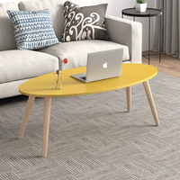 Table basse nordique minimaliste en stock - Table d'appoint compacte et peu encombrante pour les espaces restreints et les petits salons