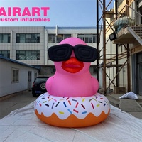 Canard rose de dessin animé avec canard rose gonflable de beignet, ballon gonflable de mascotte de grand canard