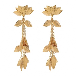 Pendientes Largos de Metal con Borla y Diseño de Flor de Loto para Mujer, Colgantes Extravagantes para un Estilo Único y un Carisma Individual - Product Image 6