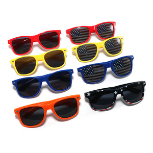 Gafas de sol retro con tachuelas para hombre, protección UV400, montura de PC, lentes AC, gafas de sol de moda para viajes, conducción y pesca. - Product Image 1