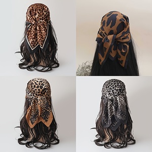Sciarpa Quadrata da Donna con Stampa Leopardata in Materiale alla Moda, Indossabile in Diverse Modalità - Product Image 1