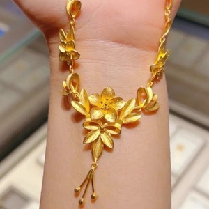 Collar elegante de imitación de oro con tres elementos de brocado y diseño floral de luna para mujer, ideal para bodas y compromisos. - Product Image 1