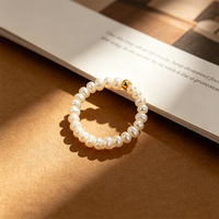 Damen Elastischer Ring mit Kleinen Kartoffelförmigen Weißen Natürlichen Süßwasserperlen und Kupfervergoldeten Abstandshaltern - Trendiger Vielseitiger Stil für den Alltag