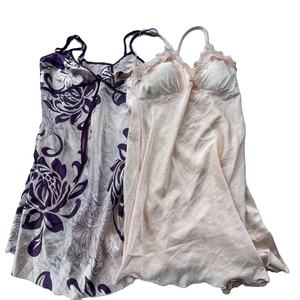 Ropa de dormir de noche Sexy de seda de segunda mano, balas de <span class=keywords><strong>pijama</strong></span> de <span class=keywords><strong>verano</strong></span> usadas, ropa de seda Ukay - Product Image 1