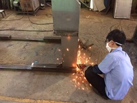 Machine automatique de pliage de semelles thermo-cimentées