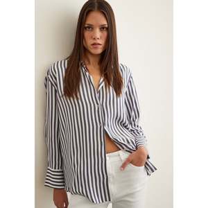 เสื้อเชิ้ตผู้หญิงสีน้ำเงินกรมท่าลายทาง ป๊อปลิน ทรงเอ ซิมเมทริก สำหรับใส่ทุกวัน - Product Image 1