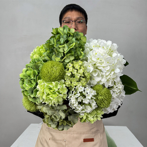 Centros de Mesa Personalizados con Elegantes Bolas de Flores de Hortensia de Seda Hechas a Mano en Blanco y Verde de 30 cm, 40 cm y 80 cm para Decoración de Bodas - Product Image 1
