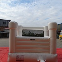 Structure gonflable blanche 8x8 pieds, design moderne et minimaliste en PVC, aire de jeux souple pour mariage et fête