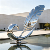 Sculpture de plume en acier inoxydable poli miroir sur mesure, statue de plume en métal pour la décoration paysagère extérieure de jardin