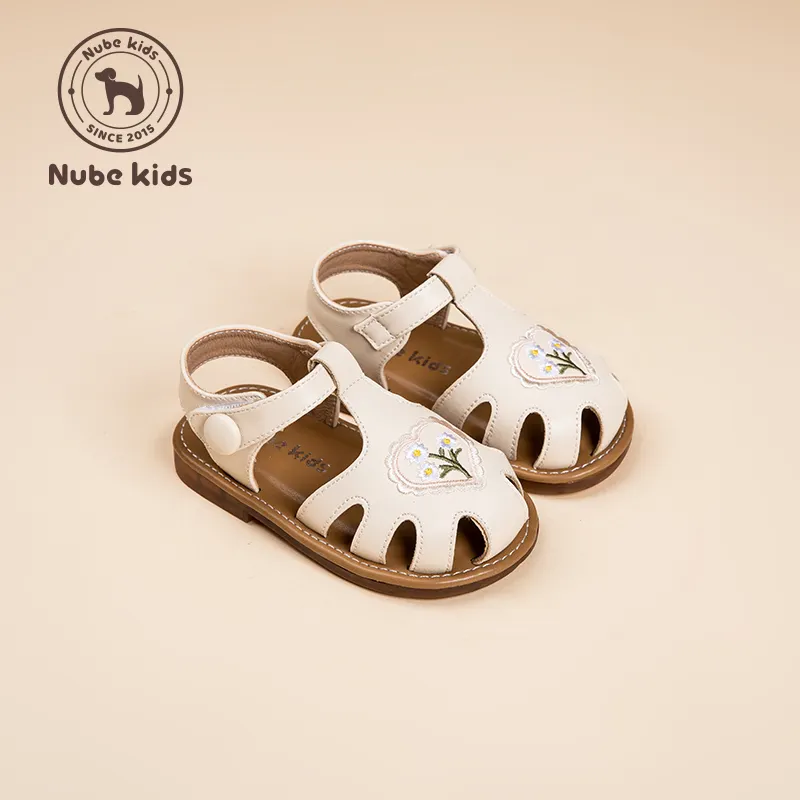 Sandalias de cuero bordadas con dedos cubiertos para niñas, zapatos de vestir informales planos de verano cómodos para playa al por mayor